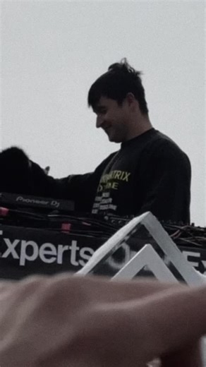 john summit central on Instagram: "calling it rn.. this unreleased @devaultmusic ID is gonna be the song of the winter✨⛷️"