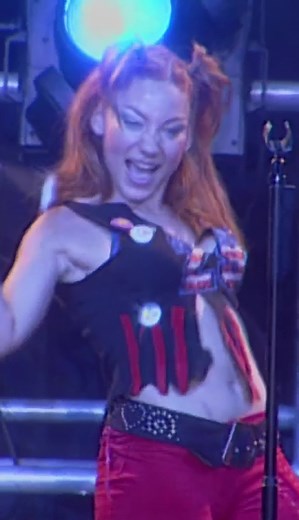 Un día como hoy pero hace 23 años @Bandana Oficial se presentó en vivo por primera vez en el @Abasto Shopping ante 6 mil personas 🎤✨ “Todo esto que vivimos es algo que no se puede explicar. Cuando vimos tanta gente, no lo podíamos creer” 🎥 Bandana - “Guapas” ✍️ Autores: Lourdes Fernández, Pablo Durand, Afo Verde, Magali Bachor, Agustín Echeverría 📡 Azul TV / @El Nueve 📼 Archivo / Noviembre 2001 👨‍💻 Remasterización: @Bruno Mattera 💿 Sony Music 2001 #bandana #bandanagrupo #masbandana #banda