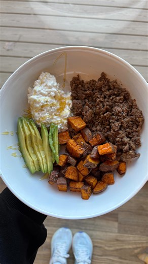 Rose Rybak on Instagram: "My mornings aren’t fancy they’re consistent 🤍 9–5, content creation before & after work, and balancing my health/fitness every day. I can never go into a morning workout without my Clean, Simple Eats supplements. I always start with an energy packet, then finish with electrolytes to replenish and recover. Strawberry Watermelon is my favorite flavor 🍓use code ROSERYBAKFIT to save! @cleansimpleeats #morninginmylife #morningroutine #inspo"