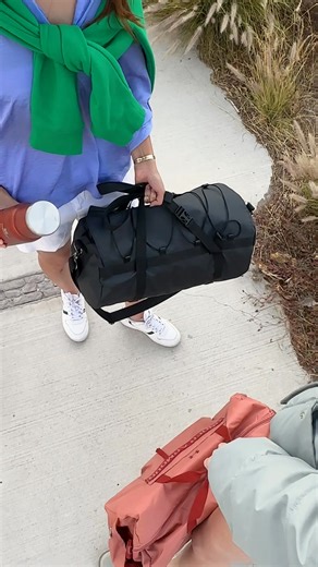 Un clásico para acompañarte. ✨ ¿A quién etiquetas para armar el roadtrip de Semana Santa? La Adventure To-Go Bottle con sus colores icónicos es perfecta para mantener tus bebidas calientes y sin derrames, así como brindarte un vaso para cada viaje. 🚗🛫 Descubre más básicos para cada escapada en stanley1913.mx #StanleyCup #clasico #Stanley1913 #roadtrip #escapada #findesemana #quehaceren #viajeenauto | Stanley México