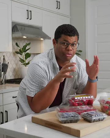 Clean your berries properly 🍓🫐 ✨ | USA TODAY Video