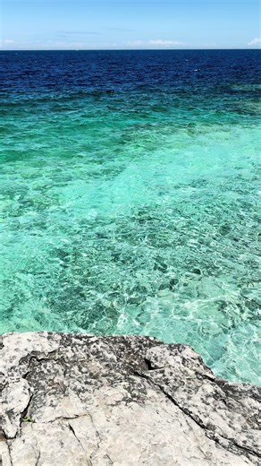 📍Indian Head Cove, Bruce Peninsula National Park Crystal-clear turquoise water on Georgian Bay that looks more like the sea than a lake 🇨🇦 🚗 About 4 hours from Toronto 🥾 ~30-minute hike from the Cyprus Lake parking area 🌊 Water temperature in July–August: ~18–23°C (refreshing, not freezing 😉) From here, it’s also a short walk to the famous Grotto. Save this for your Ontario summer bucket list! ⚠️ Planning tip: Grotto parking requires a reserved 4-hour time slot, with booking opening about