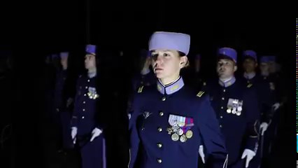 Retour en vidéo sur la cérémonie de remise des sabres aux élèves-officiers de la 61e promotion de l’École Militaire Interarmes. | Académie militaire de Saint-Cyr Coëtquidan