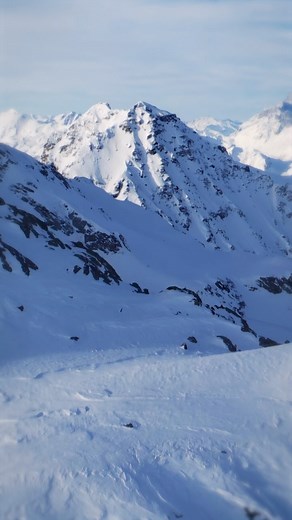 What a ride. The 2025 Freeride World Tour by Peak Performance has taken us on an unforgettable journey—five stops, endless highs, brutal challenges, and legendary performances. From bone-chilling -30°C temps in Canada to some of the deepest snow ever seen in France, this season has been one for the books. New stars rose, huge sends dropped jaws, and unpredictability ruled the game. With 60% of the riders surviving the cut, the grand finale on the legendary Bec des Rosses promises to be the most 