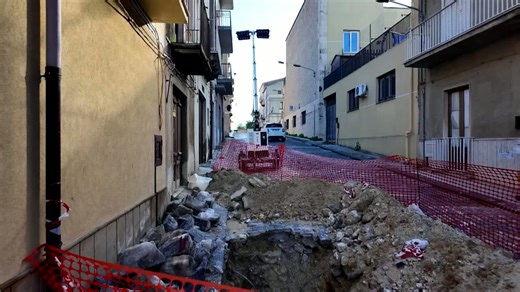Cidade siciliana está desmoronando enquanto moradores correm para salvar o que podem