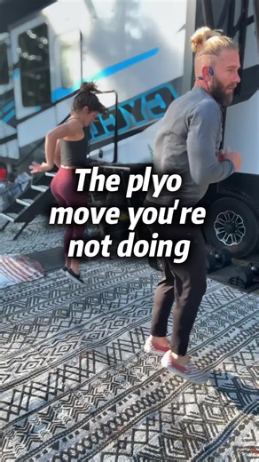 3 sets of 20 = legs on fire 🔥 We’ve started adding plyo moves into our leg workouts, and this one was right at the start of the session. Plyo rotation squats strengthen your joints, build explosive power, and test your endurance, all with just bodyweight. We went three sets of 20 on these for a killer burn. If you’ve got limited equipment, limited space, or limited time, this is a move you need in your routine. Safe, efficient, and effective. Give it a try on your next leg day and feel the diff