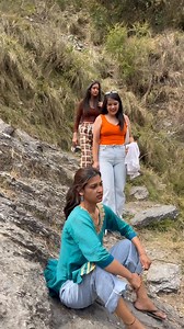 Pahari guide k sath water fall k najare #radhikadhiman001 #waterfall #turist #bir | Radhika Dhiman