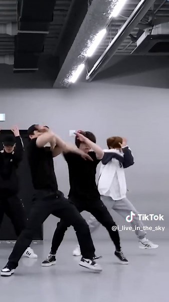 Stray Kids Dance Practice: Hellevator Fancam Lee Know