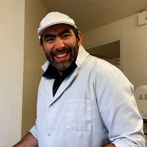 2.7M views · 10K reactions | «Ça fait des millénaires qu’on consomme des escargots.» Frédéric Marcouyoux est héliculteur. Pour neo, il explique son métier et la préparation des escargots, devenus un symbole de la gastronomie française !  | Neo | Facebook