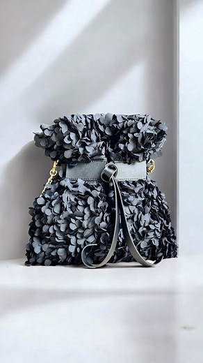 126K views · 846 reactions | ✨ Entra nel mondo della creatività con il mio nuovo video tutorial per realizzare una borsa unica, perfetta per serate speciali e occasioni indimenticabili! ✨ Preparati a stupire tutti con questa creazione facile e divertente!   #DIY #Fashionista #Creatività #faidate #faidate #cucire #tutorial #creativity #fashiondiy #pochette #creativity #handmade | KIKA Tutorial Creativi | Facebook