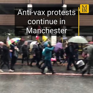 Hundreds of protesters waving 'no vaccine mandate' signs have marched through the city centre and the Arndale today | Manchester Evening News