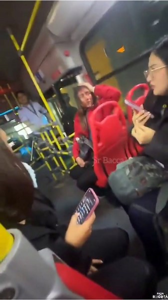 Video: una joven resultó herida en la cabeza tras violento asalto armado en un bus del Sitp en Bogotá
