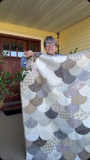 I love #metallic #fabric more than anything! #glamclamquilt #quilt #quilting #makersgonnamake #maker #makersmovement #clams #clamshellquilt #sew #sewing #quilter @robertkaufman @jennifersampou @violetcraft @modafabrics | Bungalow Quilting