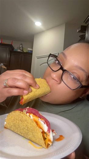 Easy taco dinner 🌮 hard shell tacos with pickled red onions = simple meal idea 😍 #tacos