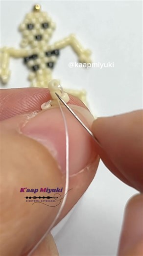 Tutorial esqueleto miyuki 💀, 🥰 hermoso, fácil y rápido 🫶🏻 #esqueletomiyuki #delicasmiyuki #calacamiyuki #tutorialmiyuki #aretesmiyuki | K'aap Miyuki, bisuteria artesanal