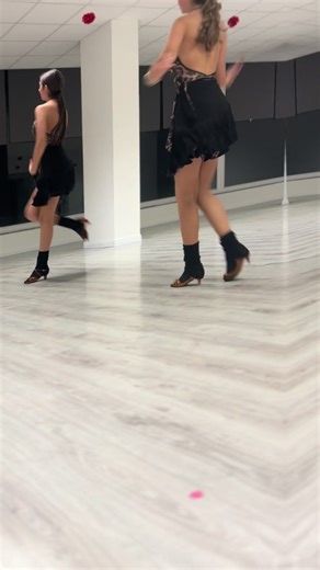 DUO LATIN Il duo Latin non è solo danza, è connessione, è imparare a muoversi come una sola persona, è imparare a fidarsi del proprio partner e a splendere insieme in pista ✨ Se ami i ritmi latini e vuoi condividerne l energia con un amica o compagna di scuola, questa è la disciplina adatta a te. Vieni a scoprire la magia del ballare in coppia 🎶 #duolatin #sincronia#passionedanza @Cry🌹👸🏽