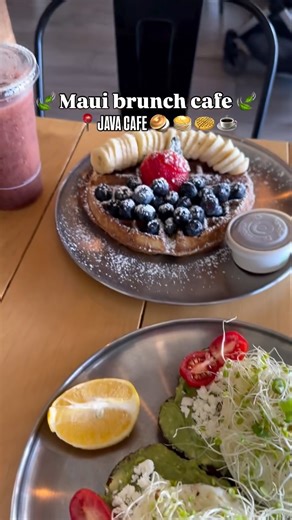 Madalina {마달리나} on Instagram: "💫 Planning a trip to Maui any time soon? If so, this cafe should 100% be on your list! 🍃 The freshness of their ingredients was incredible! My family and I ate here on two separate occasions and everything we tried was delicious: from avocado toast, to waffles, salmon bagels & breakfast burritos. I was also a fan of the coffee, but the smoothies I personally found overpriced. 🍃They have a beautiful shared space to sit and enjoy your food, coffee, book.. both ins