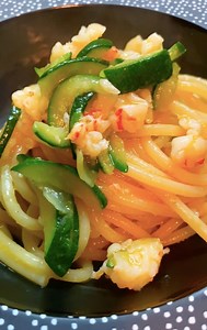 SPAGHETTI GAMBERI E ZUCCHINE ⏱Tempo di preparazione: 15 minuti ⏱Tempo di cottura: 15 minuti 💪🏻Difficoltà: facile ✌🏻Dosi: per 2 persone 🤌🏻Costo: Medio Ingredienti: Spaghetti, 200 g; Gamberi, 4; Zucchina, 1; Aglio, 1 spicchio; Vino bianco, ½ bicchiere; Olio, q.b. ; Sale, q.b. 👉🏻Ti manca qualche ingrediente? Puoi aggiungere qualche pomodorino oltre alle zucchine. Preparazione: 1️⃣Pulire i gamberi eliminando testa, carapace e intestino e ridurre la polpa in tartare. 2️⃣Tagliare finemente a li
