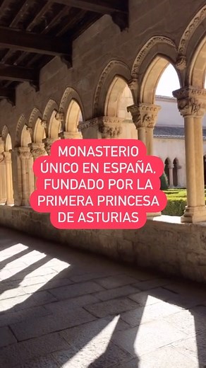 Hoy os presentamos uno de los monasterios más impresionantes de Castilla y León. Se trata de Santa María la Real de Nieva (Provincia de Segovia), monasterio fundado en el año 1399 por Catalina de Lancaster, mujer de Enrique III de Castilla, primer príncipe de Asturias, título que ostentó desde 1388 hasta 1390. Desde un punto de vista artístico, lo más interesante del monasterio es su magnífico claustro que presenta una gran riqueza ornamental en cada uno de sus 87 capiteles y sus 40 ménsulas. Se
