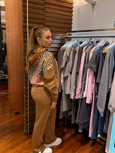 Ready, set, slay! ✨Dit unieke trainingspak is alles wat je nodig hebt om stijl en comfort te combineren. Of je nu on-the-go bent of gewoon effortless chic wilt zijn – this fit got you covered! 💥Hashtags:#StreetstyleVibes #SportyChic #NewSeasonLook #TrendyAndComfy #OOTDInspo #PowerInStyle #UrbanFashionGoals #StatementFit #ElevateYourStyle #StyleUpgrade | Paddy Point Damesboetiek Maastricht