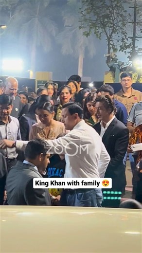 43K views · 1.4K reactions |  Khan and his family head back home after attending the annual function at Dhirubhai Ambani School . . #zoomtv #zoompapz #srk #shahrukhkhan #kingkhan #imsrk #srkian #srkians #srkfc #shahrukhkhanfans #gaurikhan #abramkhan | Zoom TV | Facebook