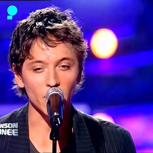 Raphaël interprète sa magnifique chanson "Caravane" : souvenirs 🥰 | Purecharts