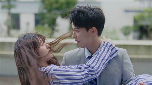 The girl jumps out of the window trying to escape the hospital, and her brother appears just in time to catch her—how thrilling that was! 女孩跳窗想逃離醫院，哥哥及時出現接住她，實在太驚險了！#一不小心捡到爱 #赵露思 #刘特 #PleaseFeelatEaseMrLing #zhaolusi #liute #rosy | 球球追剧扒