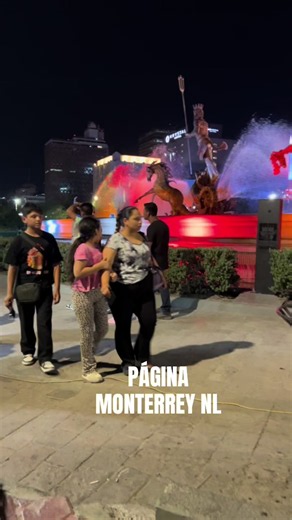 Personajes terroríficos en la Macroplaza Monterrey | Halloween en Monterrey