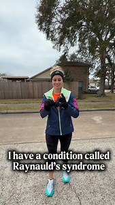 I have Raynaud’s syndrome, which means the tiny blood vessels in my fingers overreact to the cold and restrict blood flow. That’s why my fingers can turn white, go numb, and feel painfully frozen. I personally choose not to take medication for it, so finding simple, natural ways to manage it is really important to me. But I’m also not about to hide indoors all winter. I came across a tip about wearing disposable gloves underneath your regular gloves and decided to try it. And WOW… it actually wo