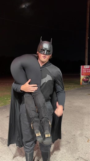 🦇 #batman #catwoman #halloween #halloweencostume @michaelhollawayjrrr | Halloween Costumes