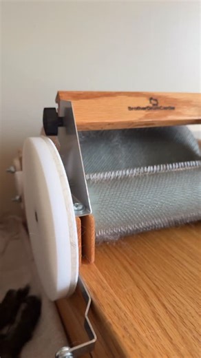 This carder changed my life. 🩵 Before I invested in this machine, I hand carded everything with two small brushes. Using Carding Brushes is a great way to start, but once you start processing bigger amounts, it’s just too time consuming and hard on the body. It used to take me literal weeks to process what I ca on this machine in 20 minutes. Besides cleaning and aligning fibers, you can als blend different types of fiber on here! Once I process all of Dollys mohair, I’ll be blending it with sil