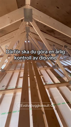 Därför bör du kontrollera vinden minst en gång per år Vinden är en av de mest utsatta delarna av huset men också en av de mest bortglömda. En årlig kontroll kan förebygga stora skador och onödiga kostnader. Det här bör du kontrollera: • Fukt och kondens Tidiga tecken på fukt kan snabbt utvecklas till mögel om de inte upptäcks i tid. • Ventilationen Blockerade eller otillräckliga luftflöden är en vanlig orsak till fuktproblem. • Isoleringen Förskjuten eller fuktig isolering försämrar både energip