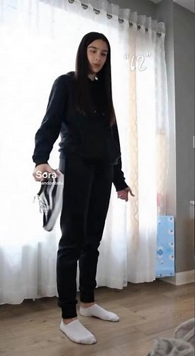 15-Year-Old hits her giantess growth spurt