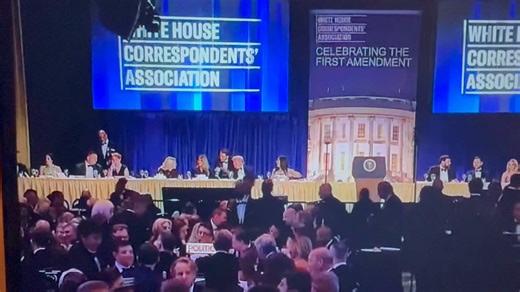 Fijaros en el tipo que va a ponerse delante de Trump para cubrirlo con su cuerpo. Lo normal sería hacerlo a toda pastilla, pero el tío va andando como si se la pelara todo. O como si fuera una coreografía que ha ensayado ya varias veces. 3, 2, 1... Action!