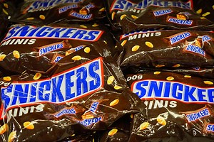 Mars Attacks! Snickers bars recalled from Hong Kong shelves for possibly containing plastic pieces | Coconuts