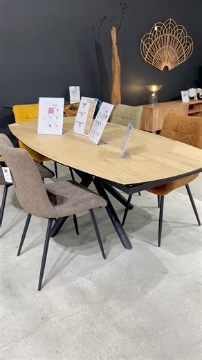 Venez vite découvrir notre table céramique extensible, un concentré de design et de praticité 😍 Son plateau ovale en céramique (3 mm de céramique sur 8 mm de verre trempé) offre une résistance exceptionnelle et un style moderne. Grâce à son allonge rotative, elle passe en un instant de 130 cm à 190 cm pour accueillir famille et amis 🍽️ Son piétement en acier poudré noir lui confère un look contemporain et raffiné. Disponible en plusieurs coloris selon vos envies. 📍 À découvrir dès maintenant 