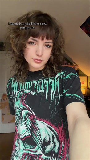 molly🐢 (@radiosinmyhead)’s video of singers shocked by fans singing