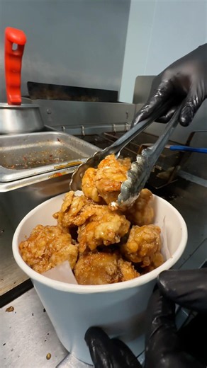 Have you ever tried double fried crispy HAWAIIAN GARLIC CHICKEN? #friedchicken #foody #foodchallenge