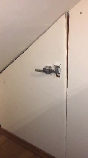 Repairing a Broken Door Hinge: Step-by-Step Guide