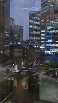 An evening elevator ride at a Lotte Mall in Seoul. 🇰🇷