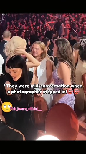 ༄ᶦᶰᵈ 𝑩𝒆𝒂𝒖𝒕𝒚☆࿐ on Instagram: "#ᴛʀᴇɴᴅɪɴɢʀᴇᴇʟs Addison Rae looked displeased when a photographer interrupted her chat with Rosé!!🤫 #blackpink#rosé #photographer #fypシ゚"