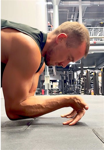 Improve your wrist mobility with these 6 exercises. 🙌 No extra equipment needed. Add them to your next warm-up and give your wrists some attention. Mobility Programs on my website. 🙏 #wristmobility #wristexercises #wristpain