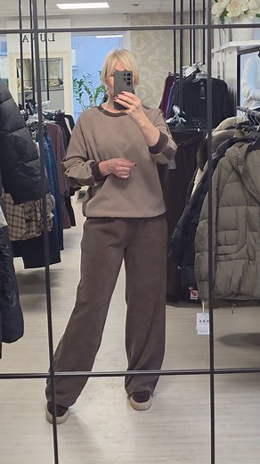 16K views · 86 reactions | #komplektukai #smulkusvelvetas #pagamintalietuvoje #madastilius Labai gražūs laisvalaikio komplektukai, galimi dydžiai: 38 40 42 44/85€ | Luna rūbai | Facebook