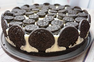 THE BEST no bake OREO CHEESECAKE you'll ever make! Smooth and CREAMY, quick and easy to make -> FABULOUS ! Here is the recipe : Ingredients : - 3 big packages of OREO ( 500 - 550 grams ) - 250 grams of mascarpone - 250 grams of fresh cottage cheese - 100 grams of butter - 150 grams of caster sugar - 3 eggs - gelatine How to do it: 1. Separate the biscuits and the cream 2. Chop the biscuits 3. Melt the butter and add it to the chopped biscuits 4. Put the mixture in a tray ( preferably tray with d