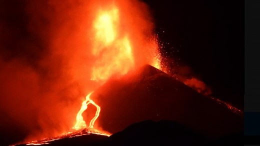 Erupție spectaculoasă a vulcanului Etna, cu fântâni de lavă și explozii puternice