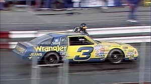 TBT! Dale Earnhardt cleaning his own windshield during race! | Dominator