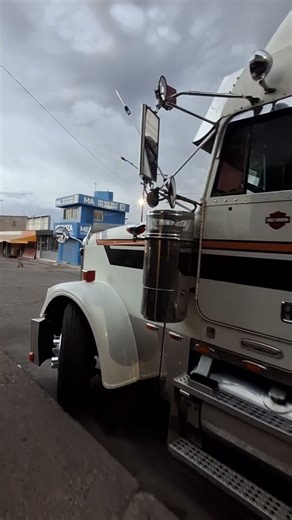 Dandole brillo al Classic XL #mendoza #freigthliner #halcon #chile #argentina #aventura #mexico
