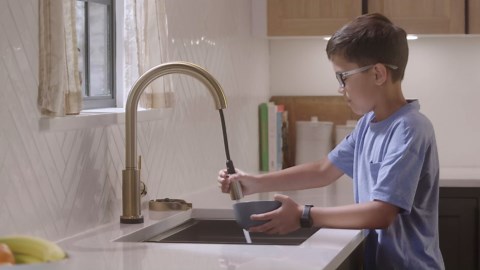 Delta Trinsic Touchless Kitchen Faucet with Touch Technology, Black Stainless Kitchen Sink Faucet with Pull Down Sprayer, Single Hole, Black Stainless 9159TL-KS-DST