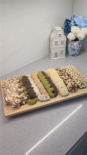 Tuğba Işıl on Instagram: "Hemen yapilisa ve malzemelere gecelim..Bir hamur yoguruorsunuz cesit cesit Kurabiye cikariyorsunuz!.. Hamuru icin malzemeler : 250 gr tereyagi 1 adet yumurta 2 çb tozşeker 1 pk vanilyaşekeri 1 çk kabartmatozu 2 yk Nişasta 1 çb siviyag 5 sb Un + 6. su bardagi undan bir parmak eksik un ilavesi. Hamuru yoguralim ve 6 esit parcaya bölelim. 1. Hamura 1 yk kakao ile 1 tatli k. Süt ekleyip yogurup sekil verelim..Ben donut sekli verdim.. 2. Hamura 1 yk antep fistigi ile 1 tatli