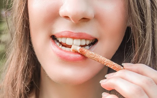 Siwak : c'est quoi ce bâton naturel pour blanchir les dents ?